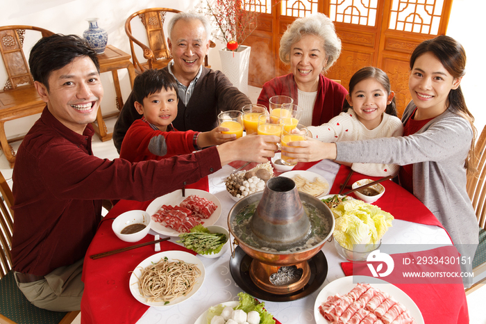 幸福家庭过年吃团圆饭