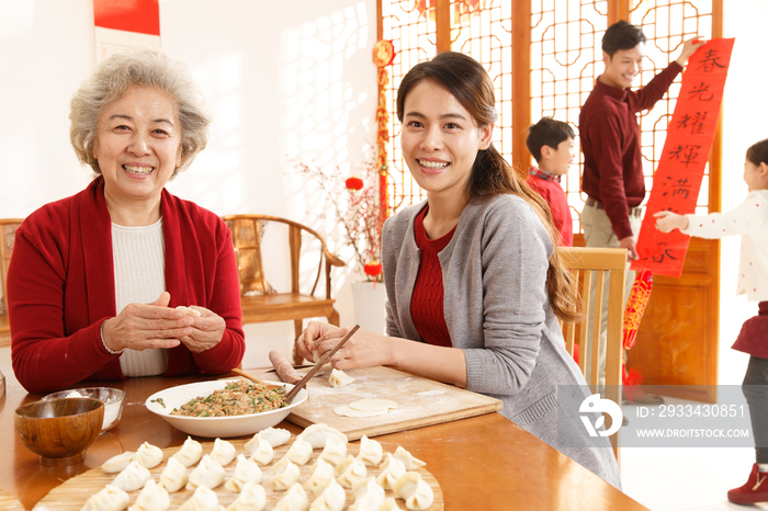 幸福家庭过年包饺子