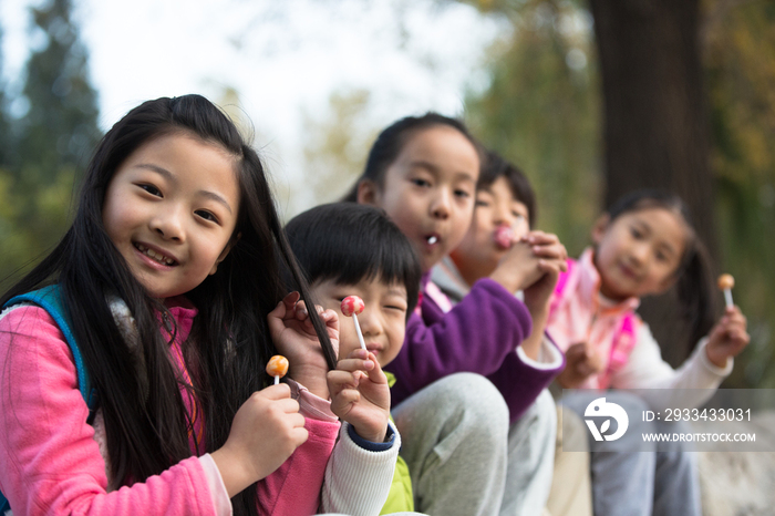 可爱的男孩女孩在户外玩耍