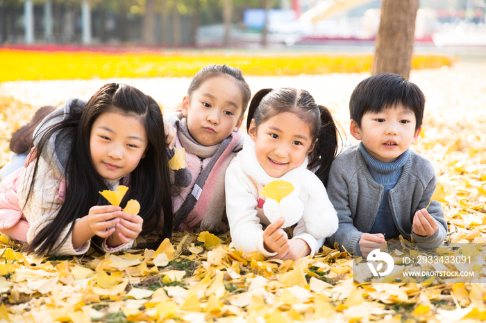 可爱的男孩女孩在户外玩耍