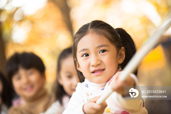 小学生在拔河比赛