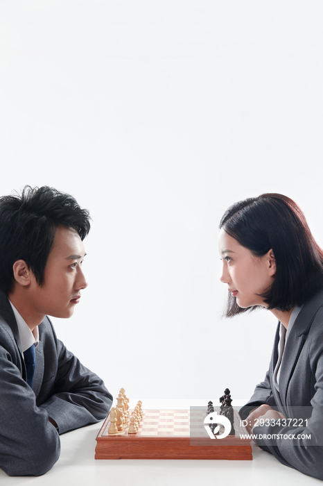 青年商务男女下象棋