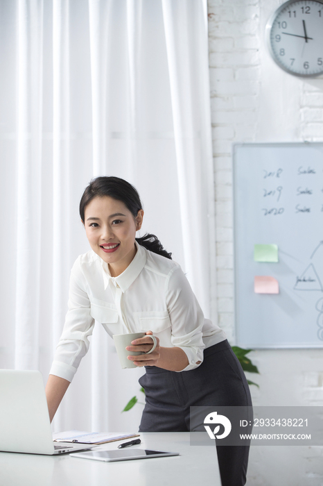 青年商务女人使用笔记本电脑办公