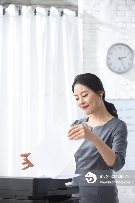 青年商务女人在办公