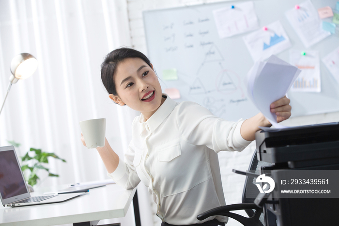 青年商务女人在办公