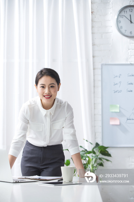 青年商务女人使用笔记本电脑办公