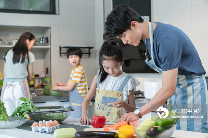 年轻父母教孩子学做饭