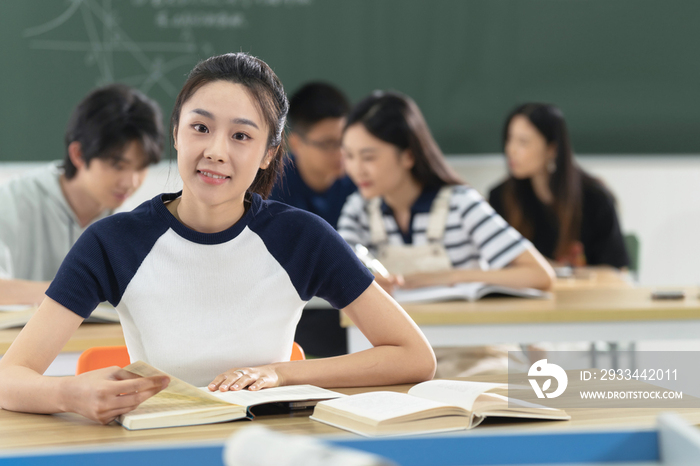 坐在教室里学习的大学生