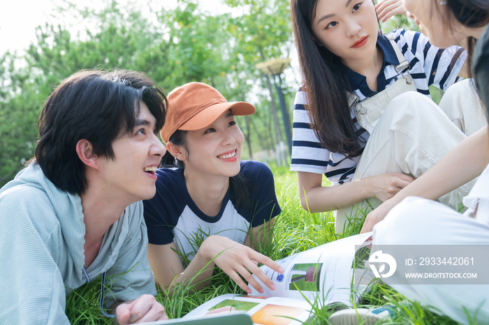 大学生在校园里看书学习