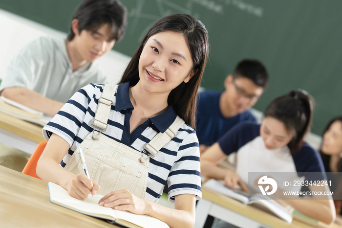 坐在教室里学习的大学生