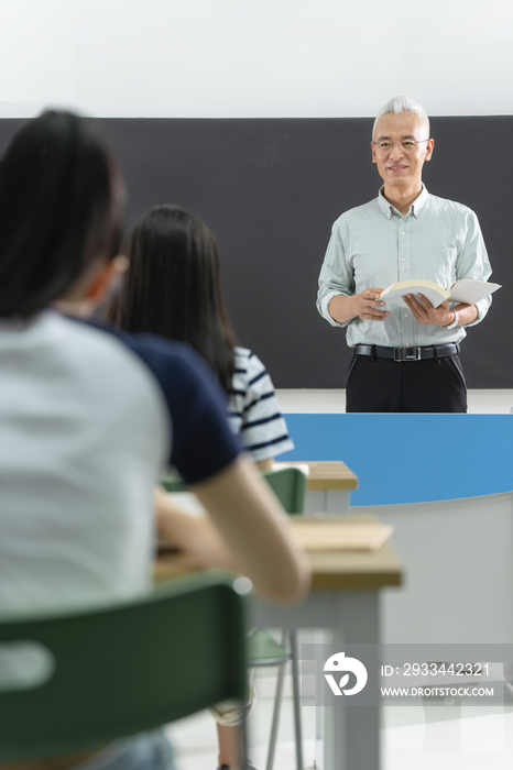 大学老师给学生们上课