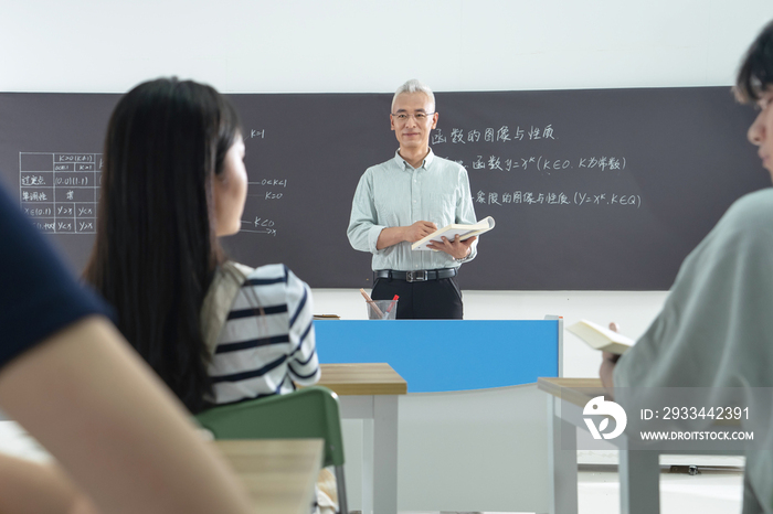 大学老师给学生们上课