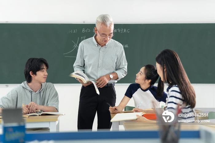 大学老师和学生们讨论