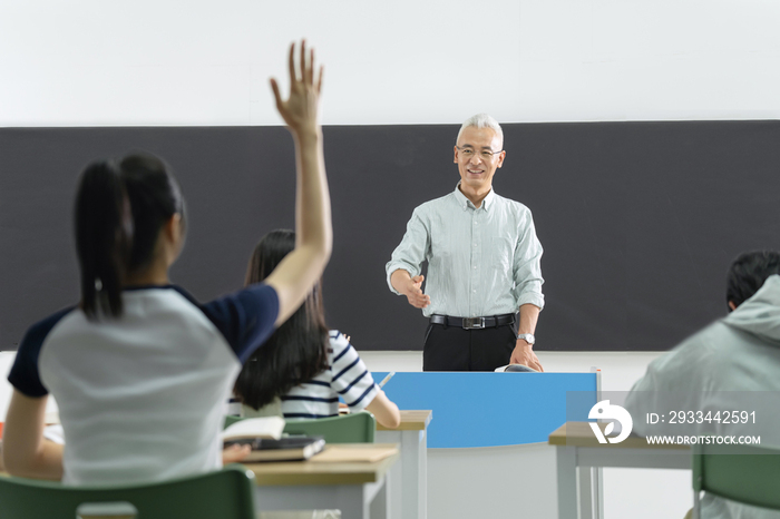 大学老师给学生们上课