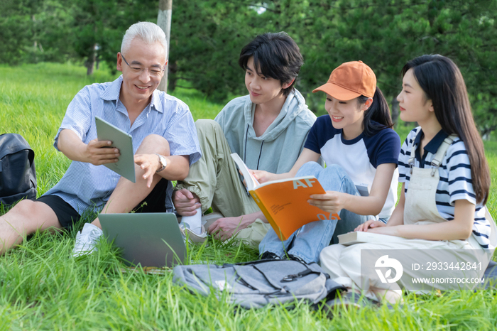 老师和大学生坐在校园里交谈