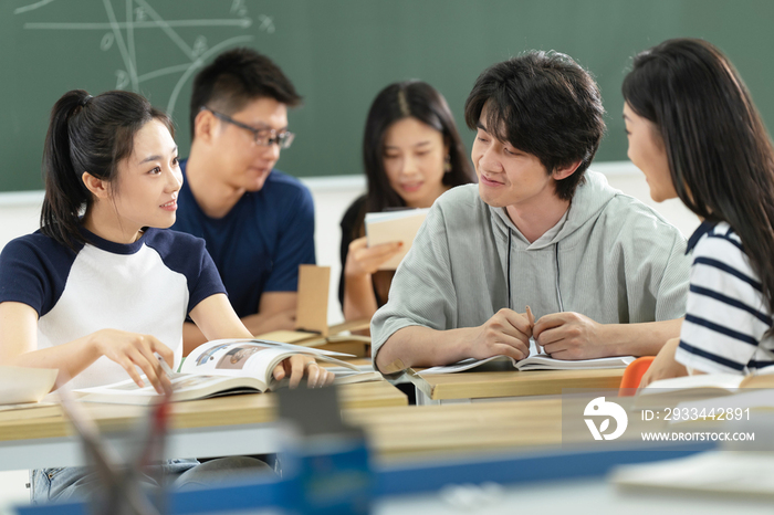 坐在教室里讨论学习的大学生