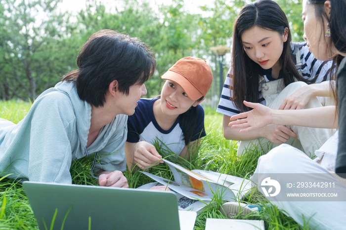 大学生在校园里看书学习