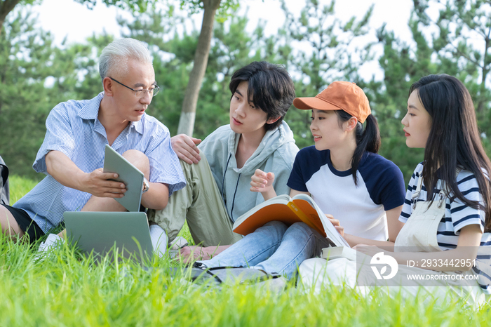 老师和大学生坐在校园里交谈