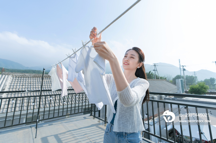 青年女人晾晒衣服