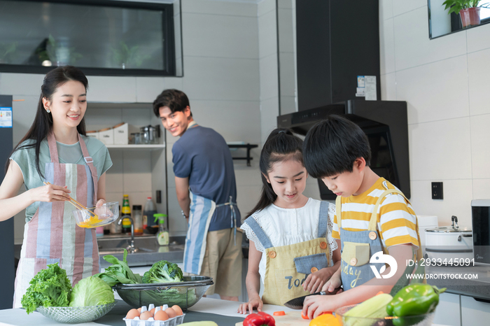 年轻父母教孩子学做饭