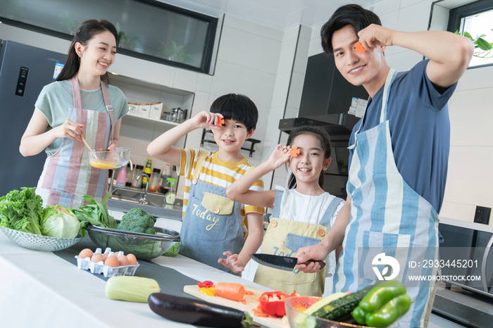 年轻父母教孩子学做饭