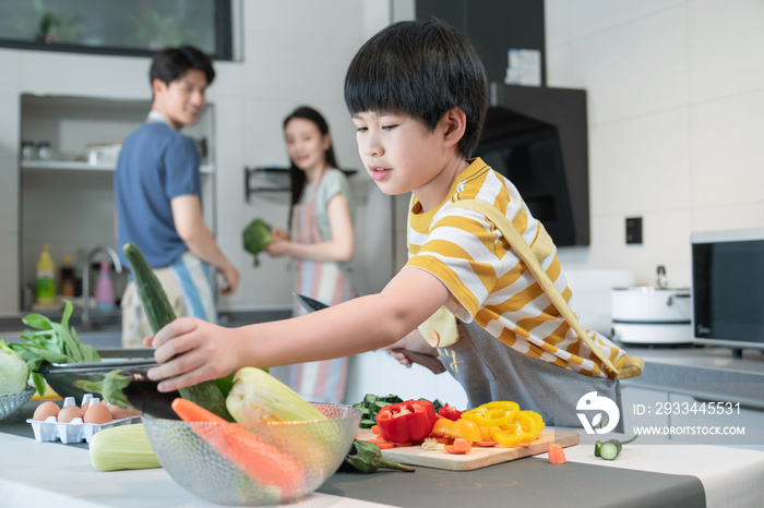 年轻父母教儿子学做饭