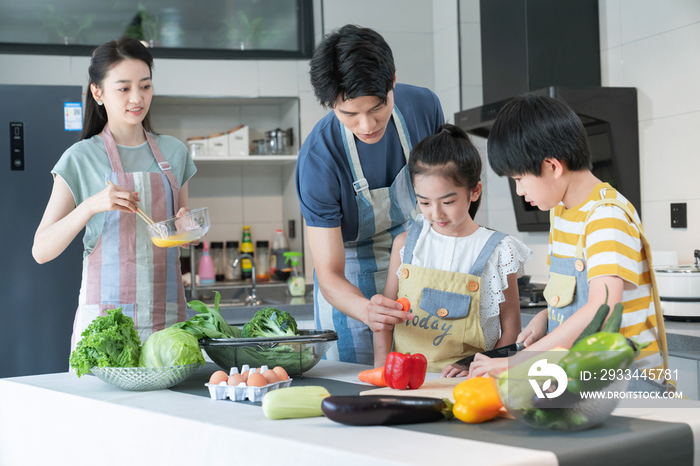 年轻父母教孩子学做饭