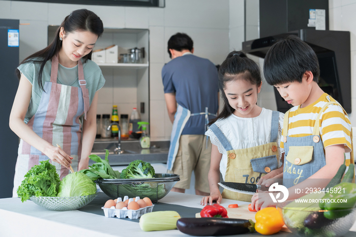 年轻父母教孩子学做饭