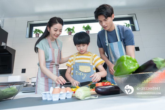 年轻父母教儿子学做饭