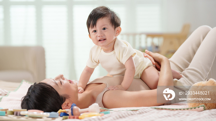 年轻妈妈陪伴宝宝玩耍