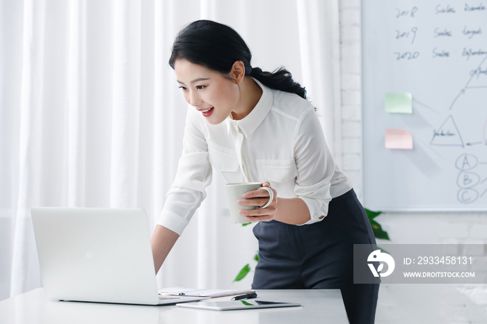 青年商务女人在办公