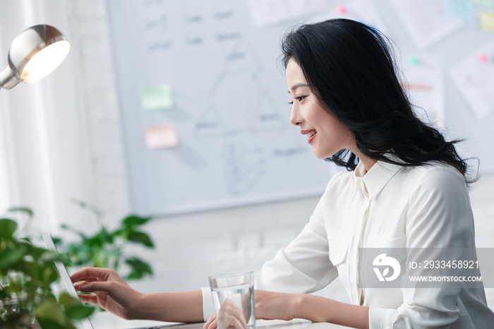 青年商务女人在办公