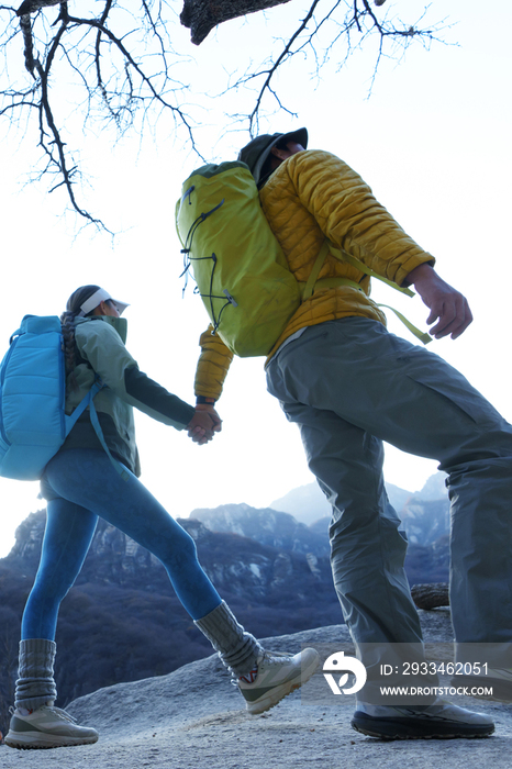 户外登山的青年伴侣