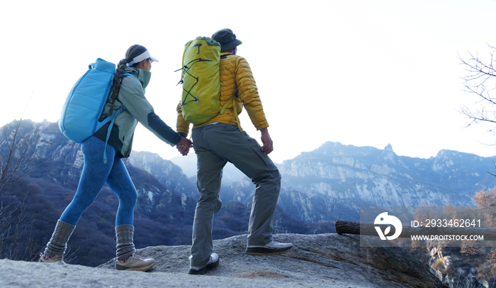 户外登山的青年伴侣