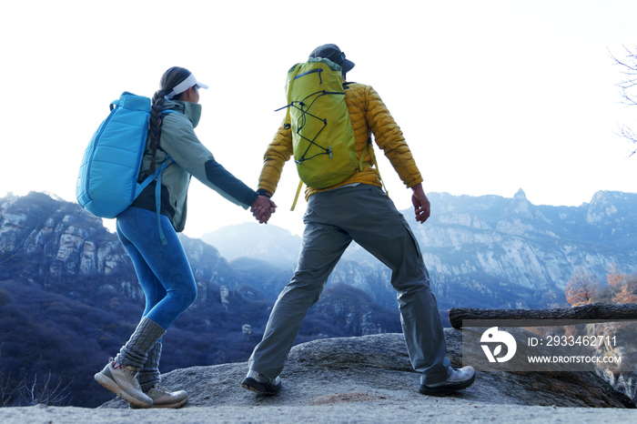 户外登山的青年伴侣