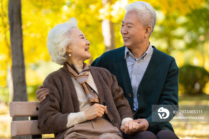 幸福的老年夫妇坐在长椅上