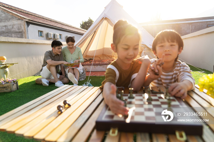 在户外露营的快乐儿童下国际象棋