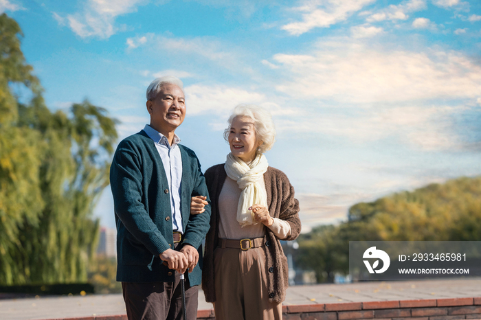 老年夫妇在户外散步