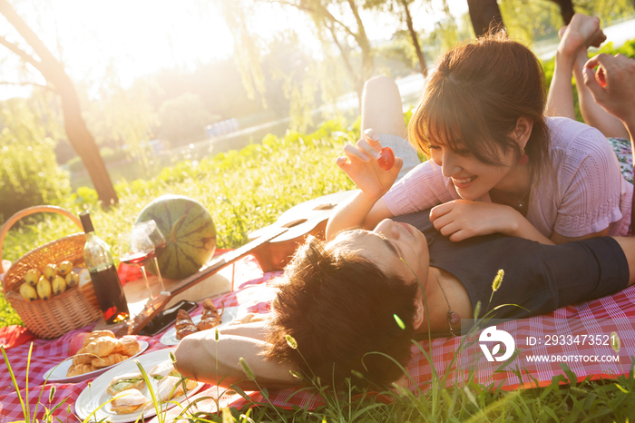 躺在草地上的幸福情侣