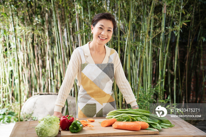 庭院内准备食材的中年女性肖像