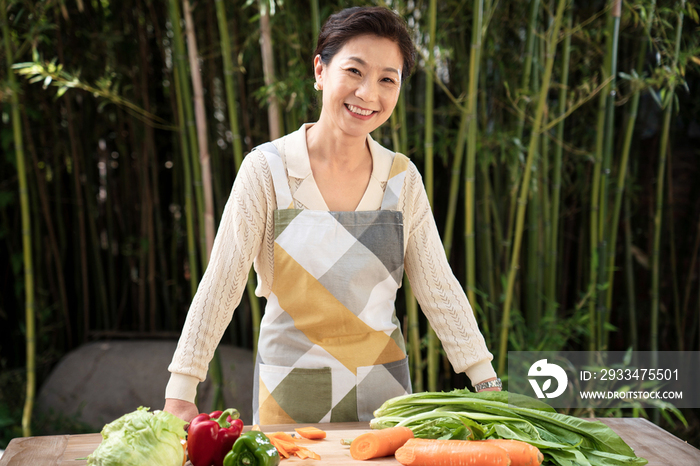 庭院内准备食材的中年女性肖像