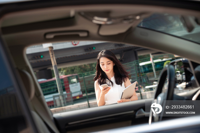 漂亮的青年女人走向汽车