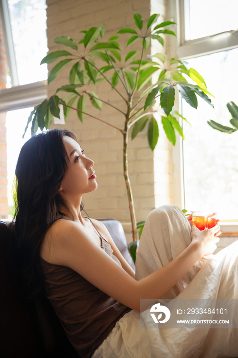 年轻女人在家喝茶休息