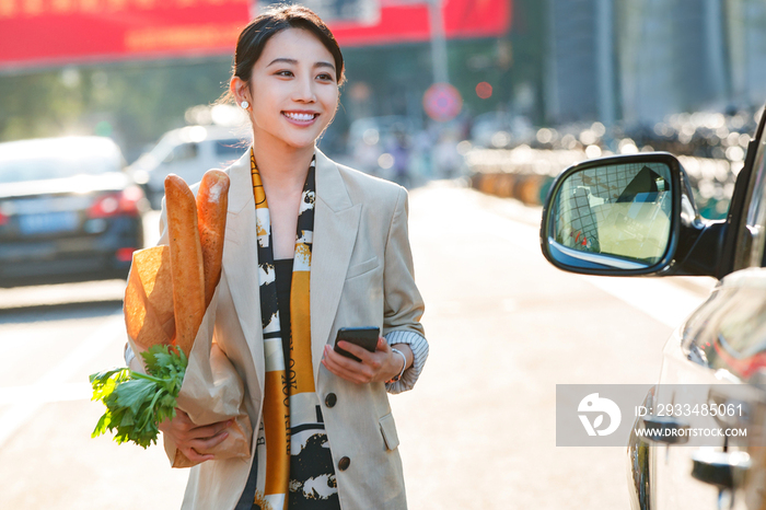 购物后的青年女人