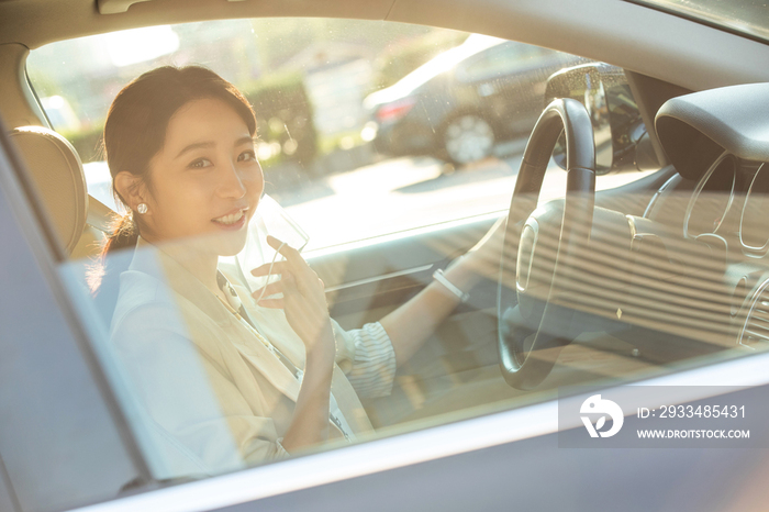 开车的漂亮年轻女子