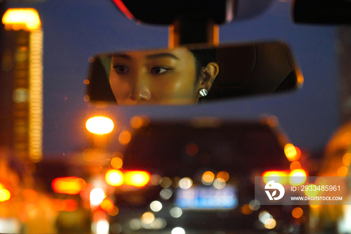 堵车后视镜显示的青年女人