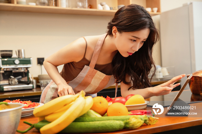 青年女人在家做饭