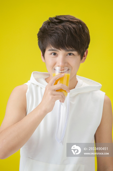 青年男人喝橙汁