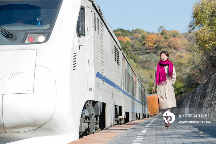 青年女人拿着行李箱旅行