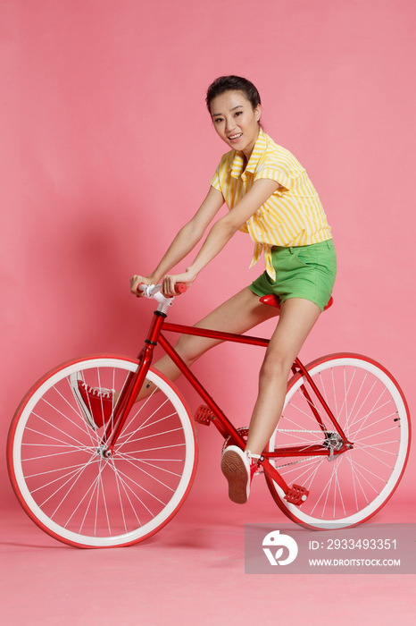 青年女人骑自行车